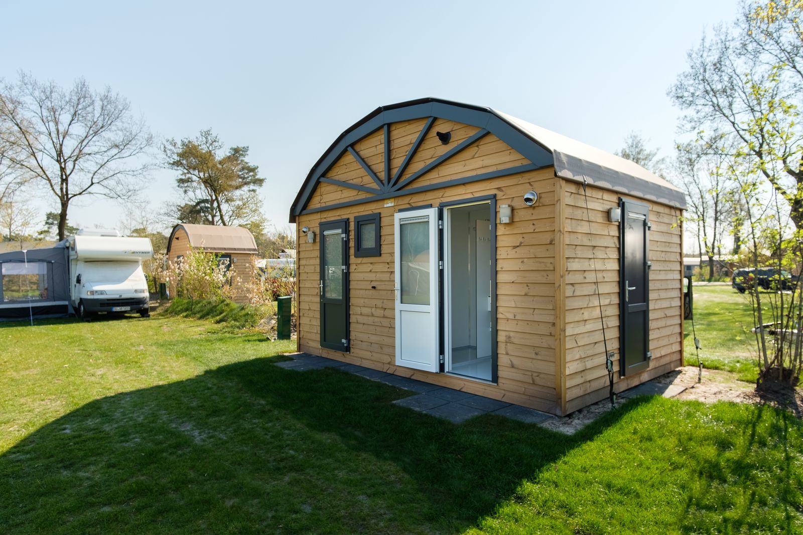 Kampeerplaats met privé sanitair (huisdieren welkom)