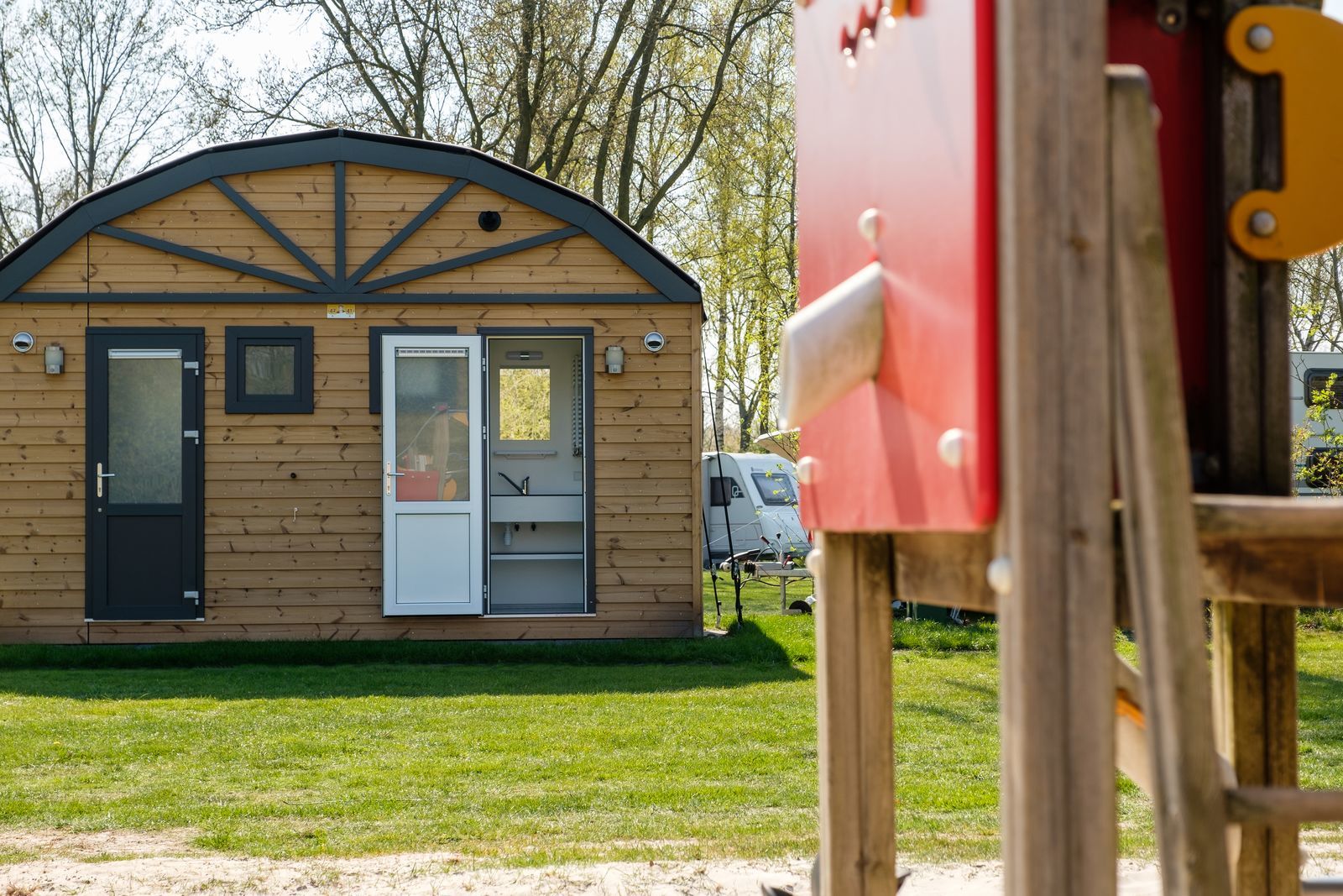 Kampeerplaats met privé sanitair (huisdieren welkom)