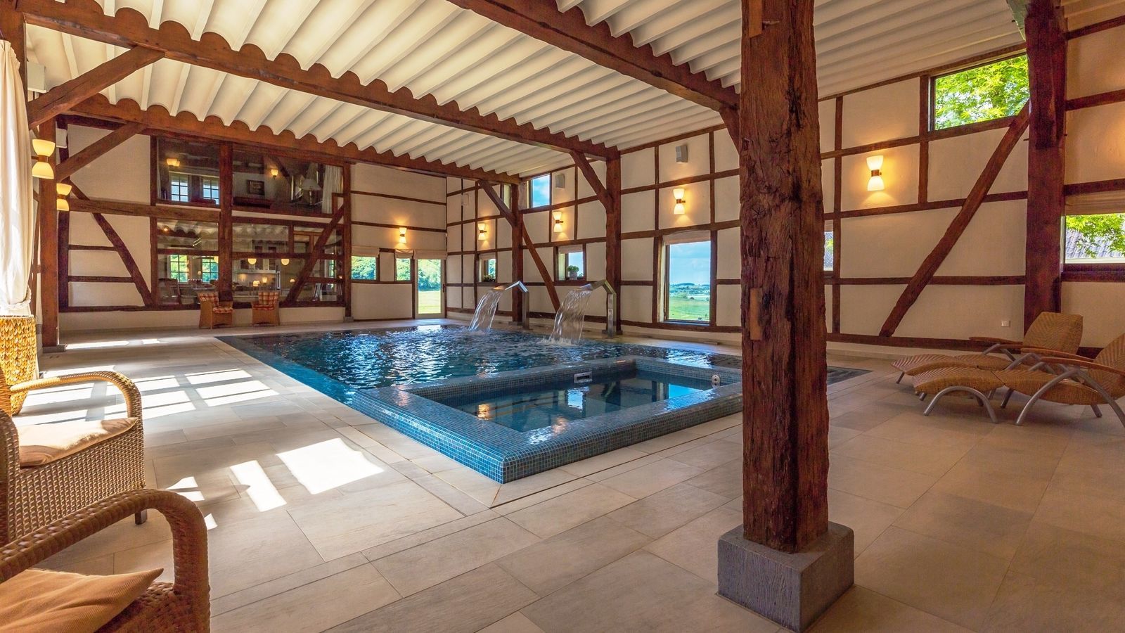Carrehoeve Schweiberg - exclusieve vakantievilla met zwembad en jacuzzi in Zuid-Limburg
